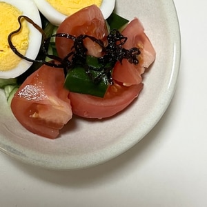 レタスとトマトの塩昆布サラダ